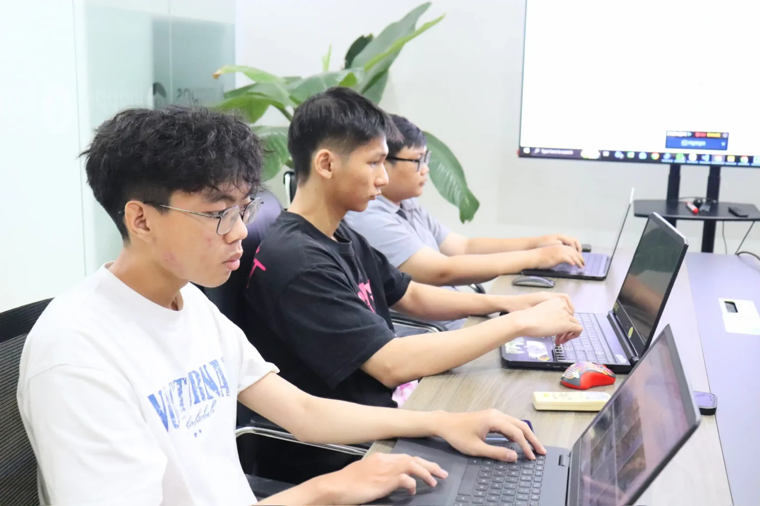 InApps engineers working at their desks in the Ho Chi Minh City office